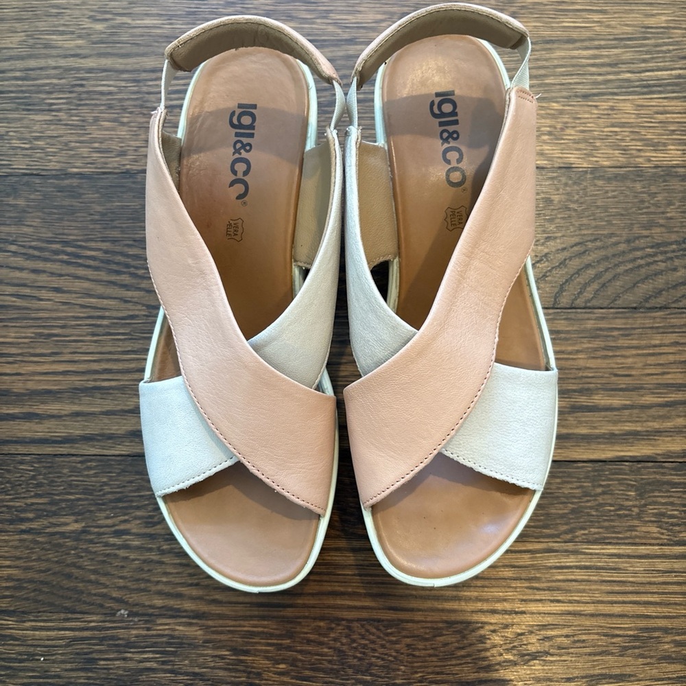Chic Two-Tone Italian Leather Wedge Sandals - Picture 2 of 6
